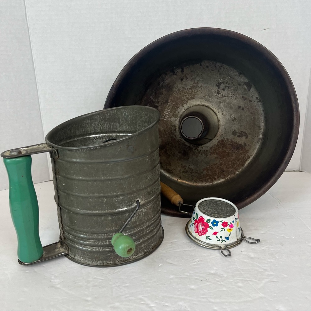 Collection of antique bakeware & kitchenware-prim,kitschy & cottagecore - Picture 2 of 12